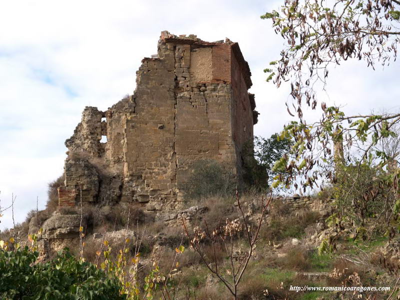 VISTA ESTE DEL EDIFICIO: LIENZO ESTE DE LA TORRE Y CABECERA PLANA DEL TEMPLO, PARCIALMENTE ARRUINADA